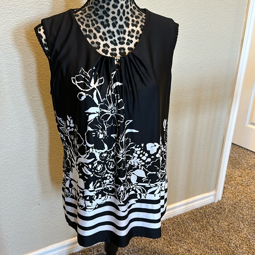 Women’s sleeveless top, size L, black/white